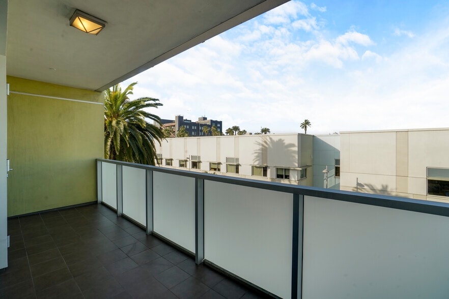More Photos Of 525 Santa Monica Blvd, Santa Monica Apartments For Sale