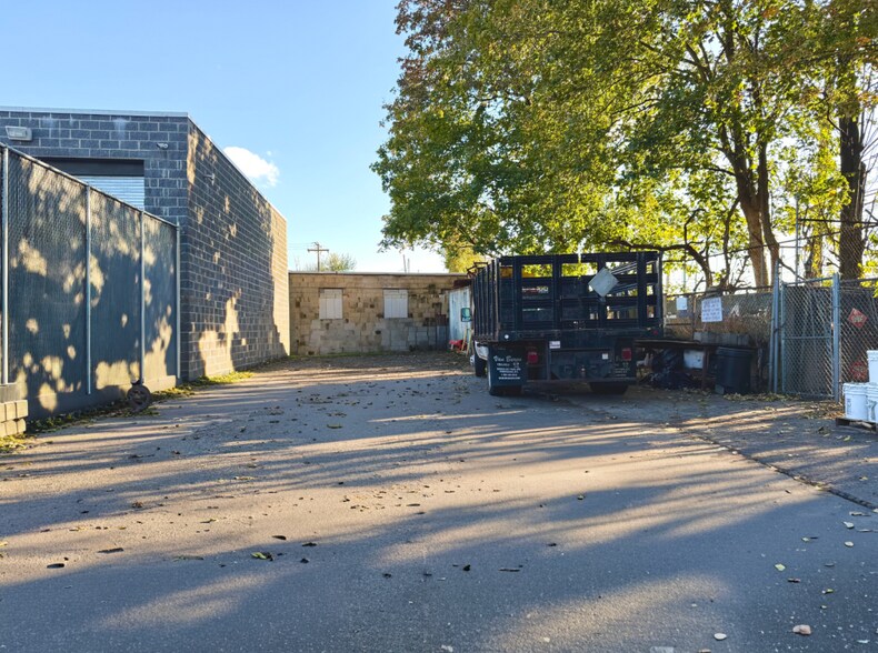 More Photos Of 87-95 Searing Ave, Mineola Warehouse For Sale