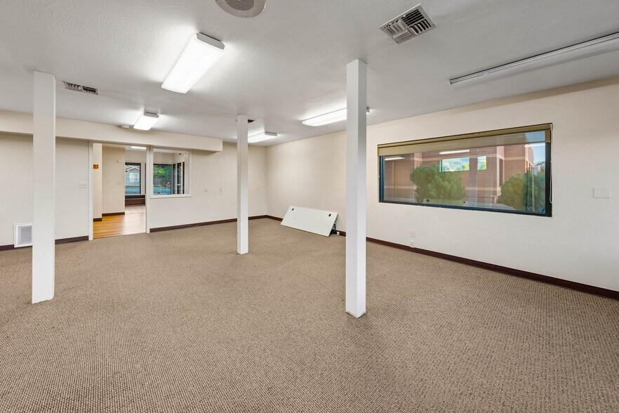 More Photos Of 735 SE 7th St, Grants Pass Office For Sale