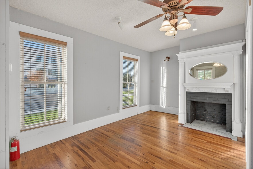 More Photos Of 119 Avenue G, Marble Falls Office For Sale