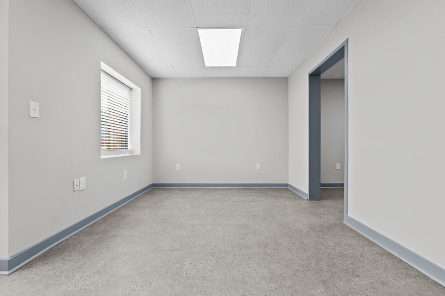 More Photos Of 506 N Main St, Winchester Light Distribution For Sale