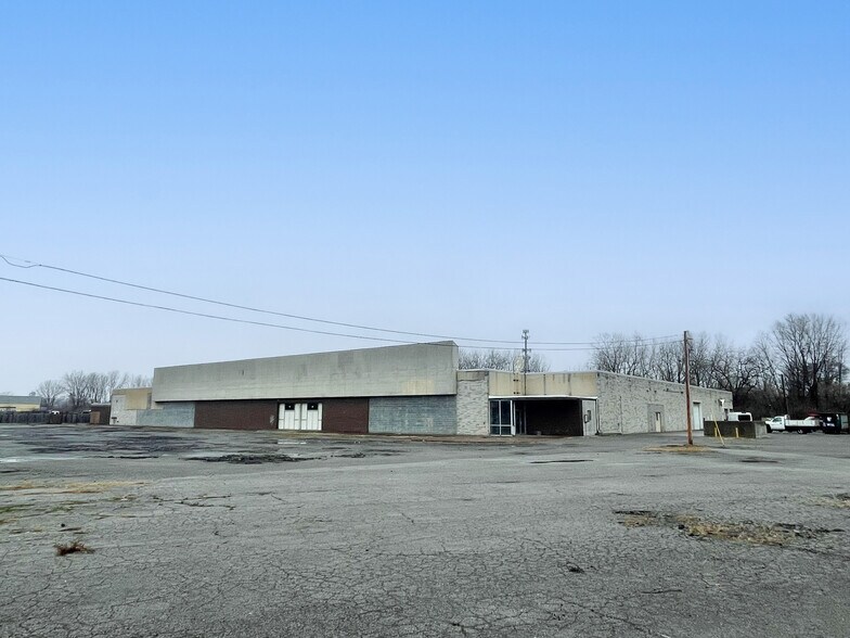 More Photos Of 2001 Elyria Ave, Lorain Warehouse For Lease