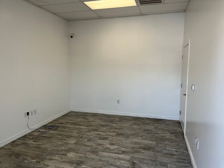 More Photos Of 17100 Huffmeister Rd, Cypress Warehouse For Lease