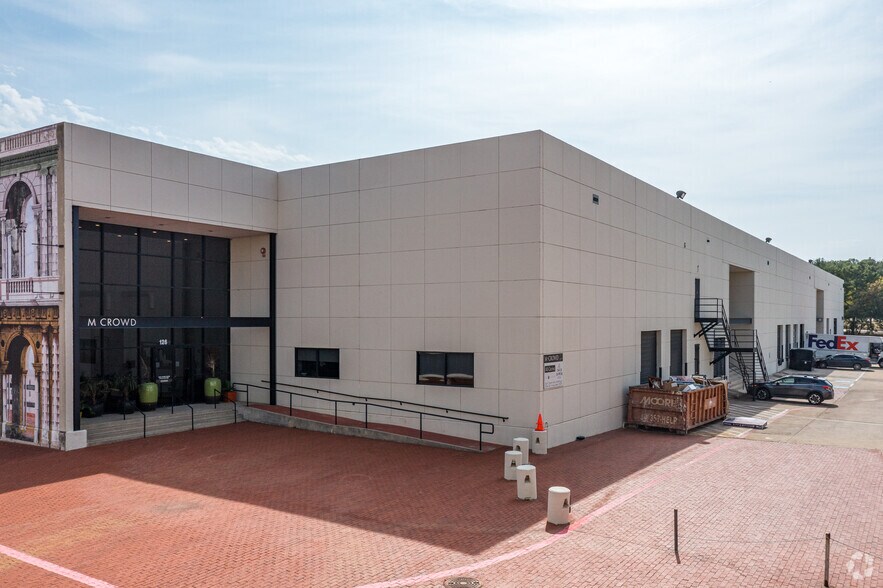 More Photos Of 350 E Royal Ln, Irving Light Manufacturing For Lease