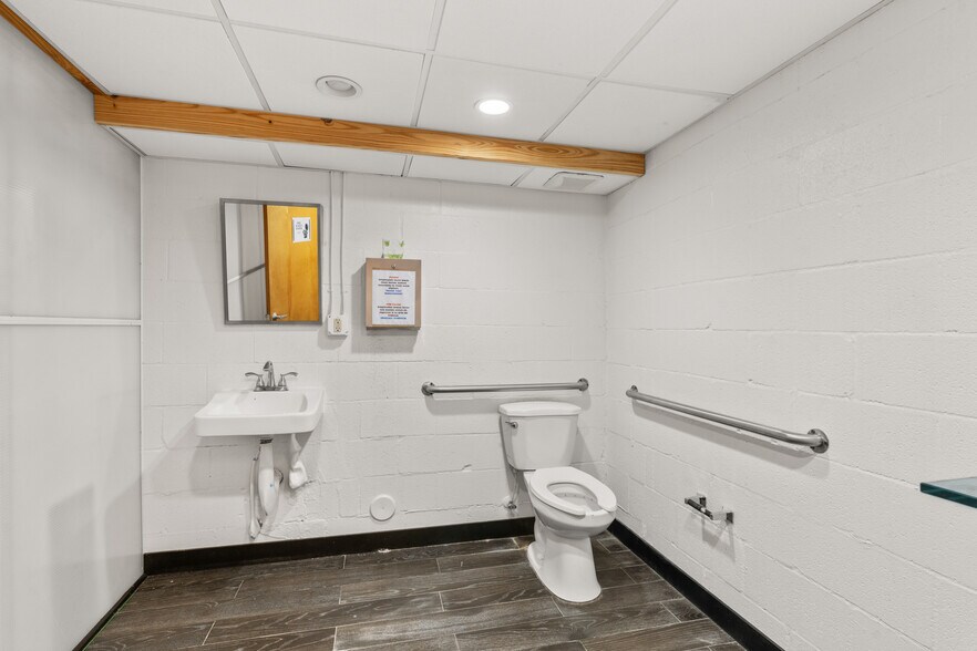 More Photos Of 3075 NW South River Dr, Miami Storefront Retail Office For Lease