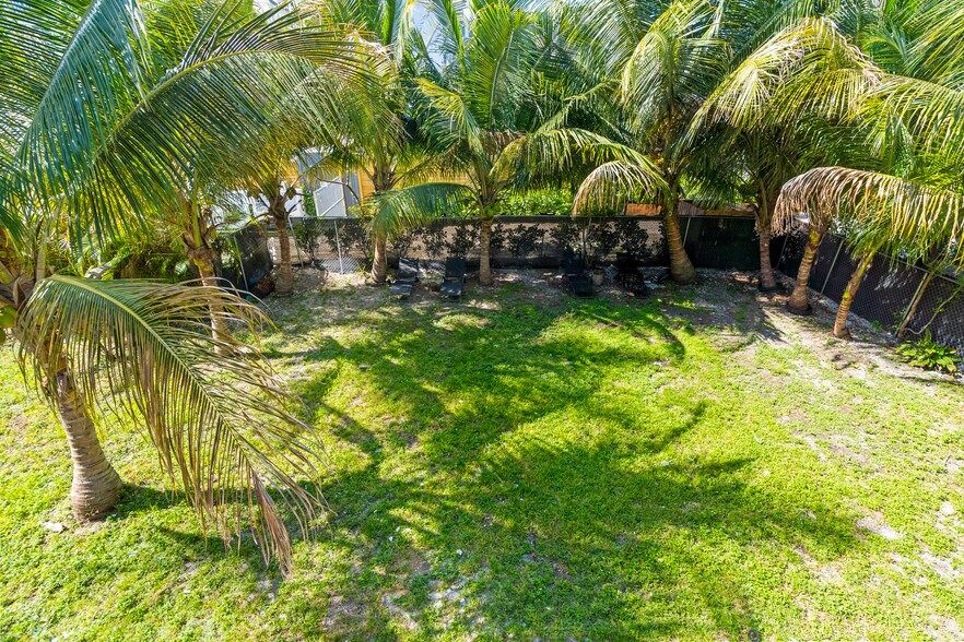 More Photos Of 216 NW 11th St, Miami General Retail For Lease