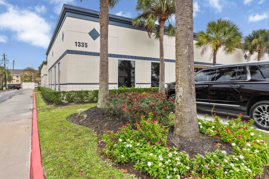 More Photos Of 1335 Space Park Dr, Houston Office For Lease
