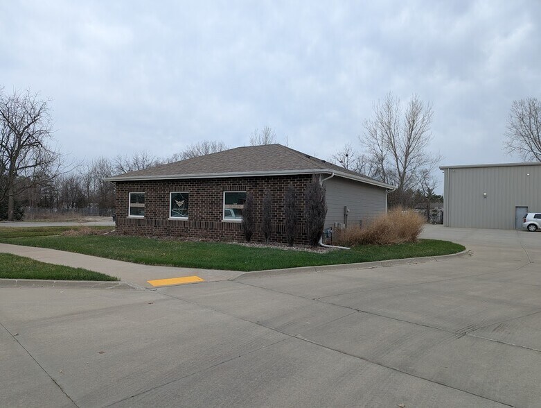 Primary Photo Of 208 3rd St SW, Altoona Office For Lease