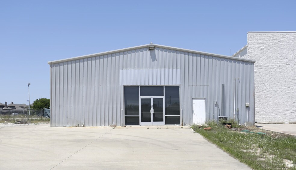 More Photos Of 9555 Harmon Rd, Fort Worth Office For Lease