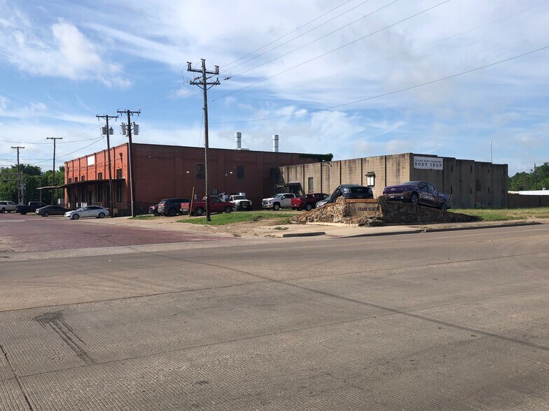 More Photos Of 310 S 9th St, Corsicana Manufacturing For Sale
