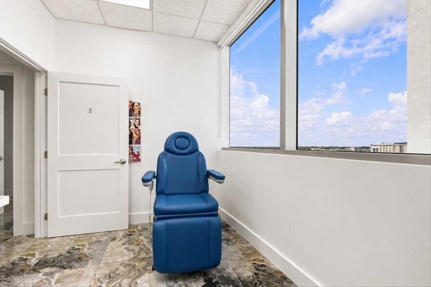 More Photos Of 2920-2950 NE 207th St, Aventura Unknown For Lease