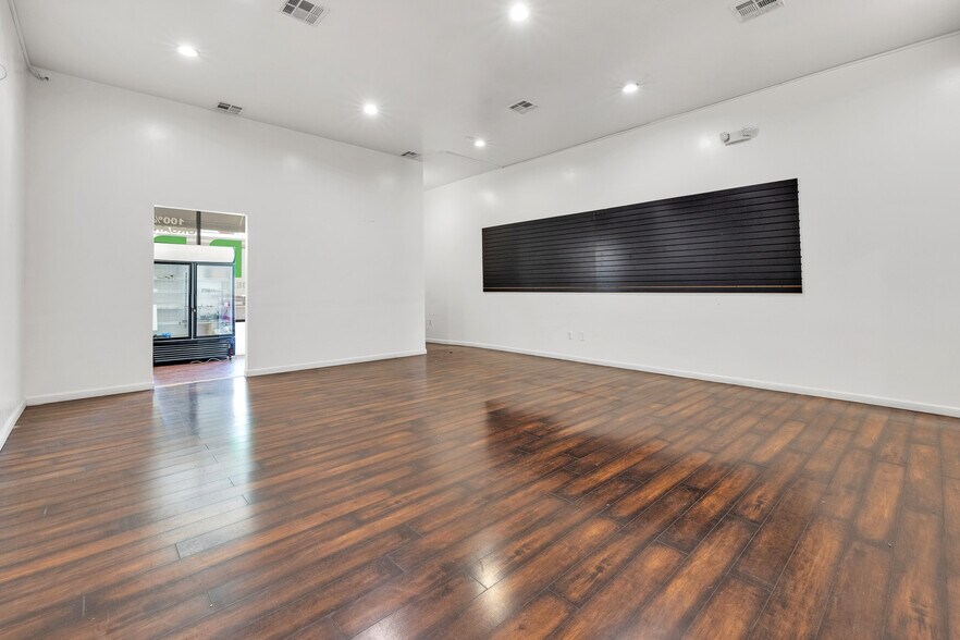 More Photos Of 11119-11123 Burbank Blvd, North Hollywood Storefront Retail Office For Lease