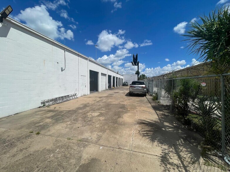 More Photos Of 7300 Southwest Fwy, Houston Freestanding For Lease