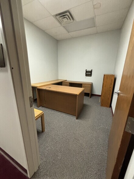 More Photos Of 1402 Hawthorne St, Bastrop Manufacturing For Lease