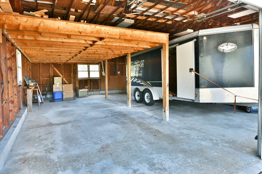 More Photos Of 4085 Herner County Line Rd, Southington Showroom For Sale