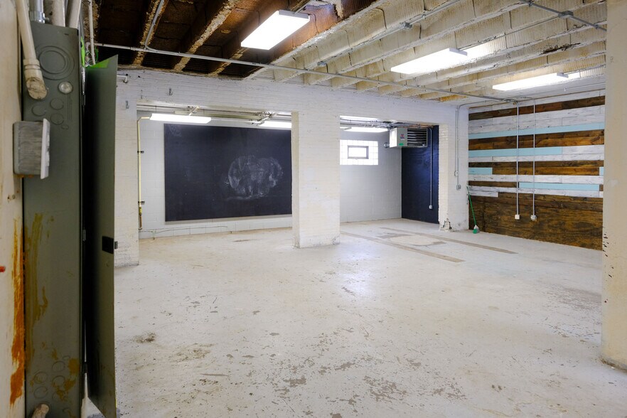 More Photos Of 408 W Main St, Benton Harbor Freestanding For Lease