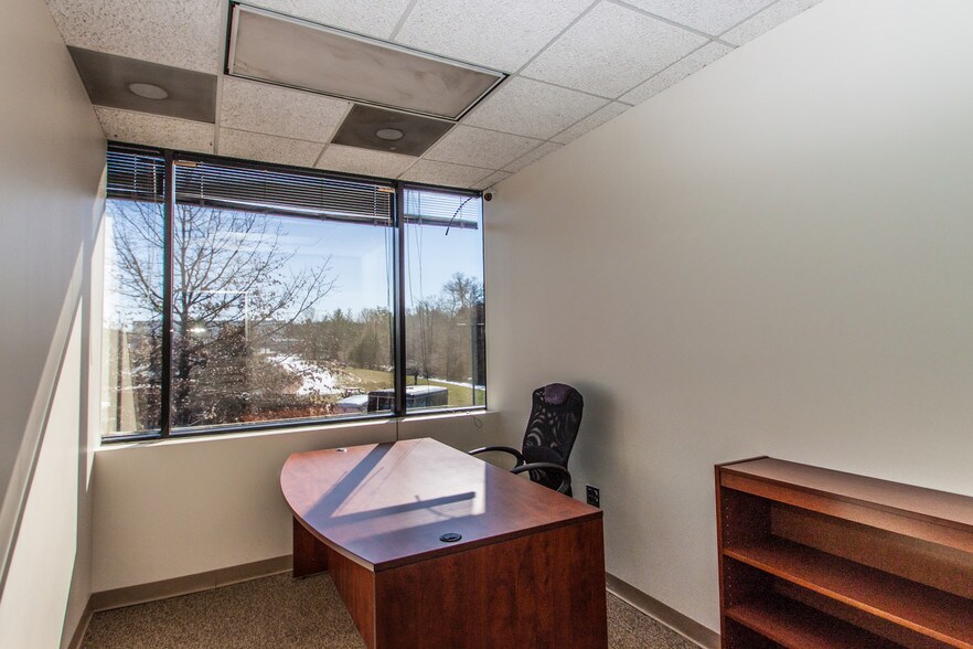 More Photos Of 45645 Willow Pond Plz, Sterling Office For Sale