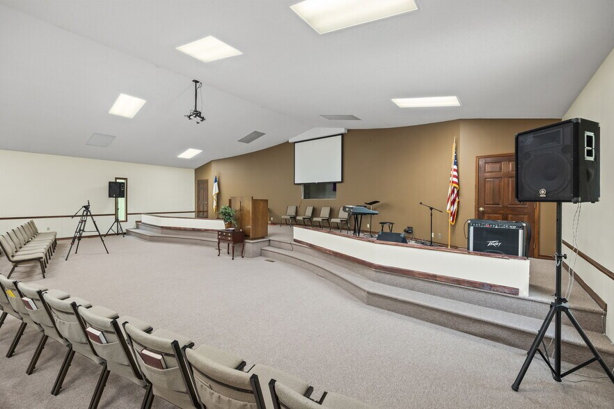 More Photos Of 832 Allardt Hwy, Jamestown Showroom For Sale