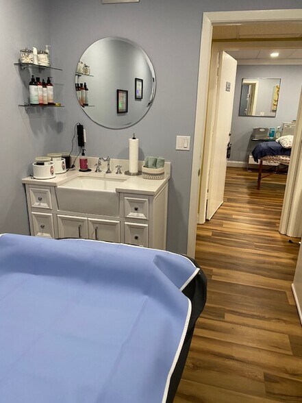 More Photos Of 1000 Tamiami Trl N, Naples Medical For Lease