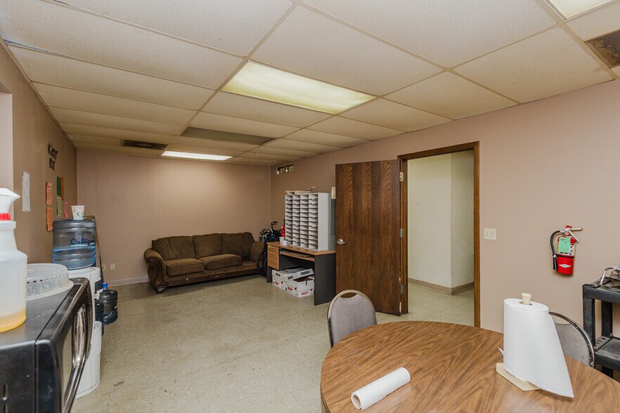 More Photos Of 2555 N Market St, Wichita Auto Repair For Sale