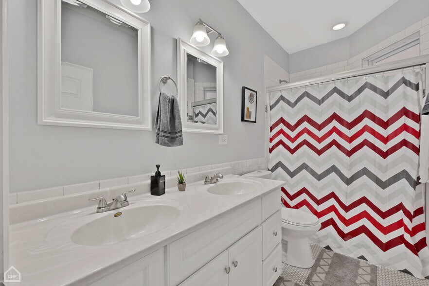 More Photos Of 3824 N Clark St, Chicago Storefront Retail Residential For Sale