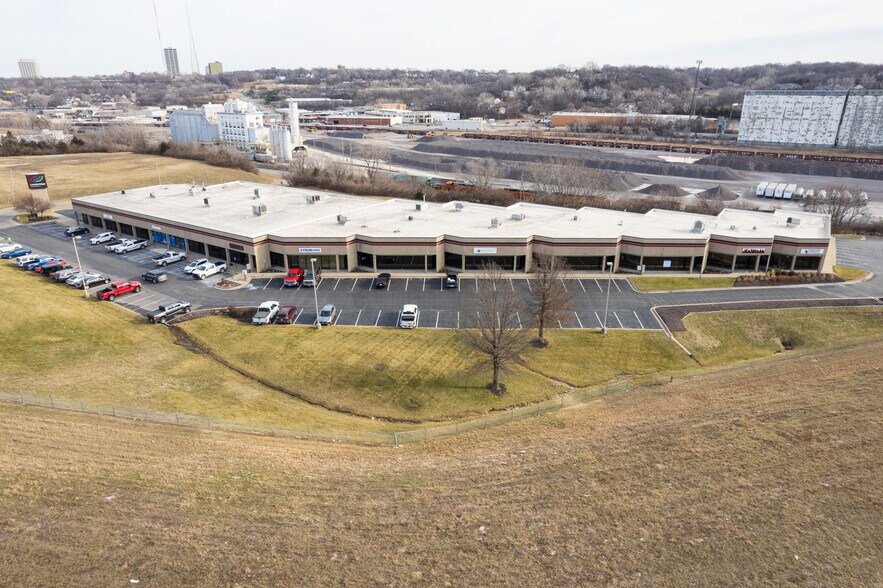 More Photos Of 1300-1322 Adams St, Kansas City Manufacturing For Lease