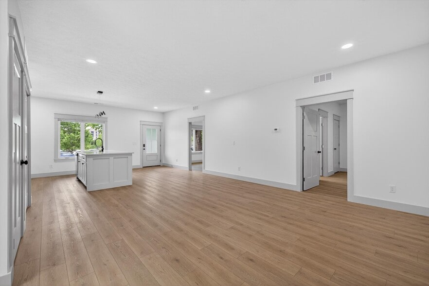 More Photos Of 326 N Jefferson St, Bloomington Apartments For Sale