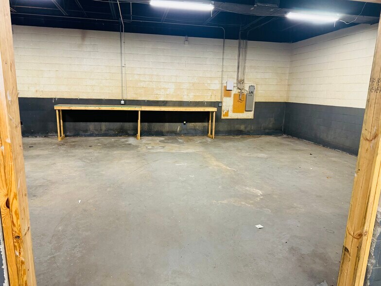 More Photos Of 163 Asten Rd, Clinton Warehouse For Lease