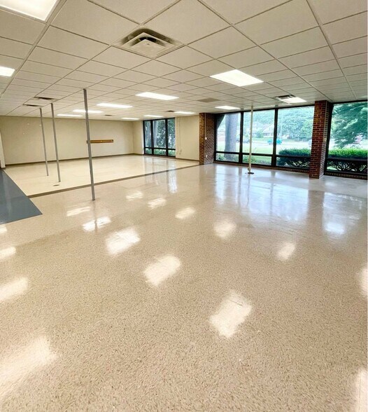 More Photos Of 247 S Burnett Rd, Springfield Medical For Lease