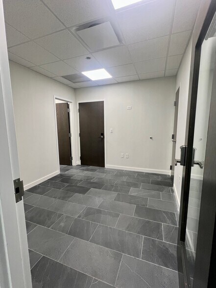 More Photos Of 1902 W Kennedy Blvd, Tampa Office For Lease