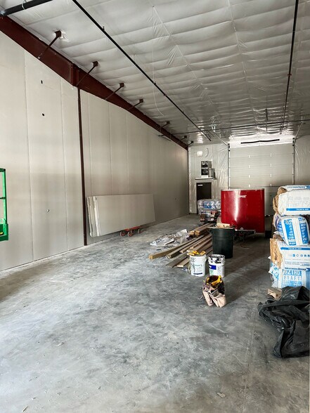 More Photos Of 70 Stonehill Rd, Oswego Warehouse For Lease