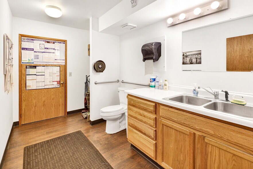 More Photos Of 2222 Queen St, Bellingham Warehouse For Lease