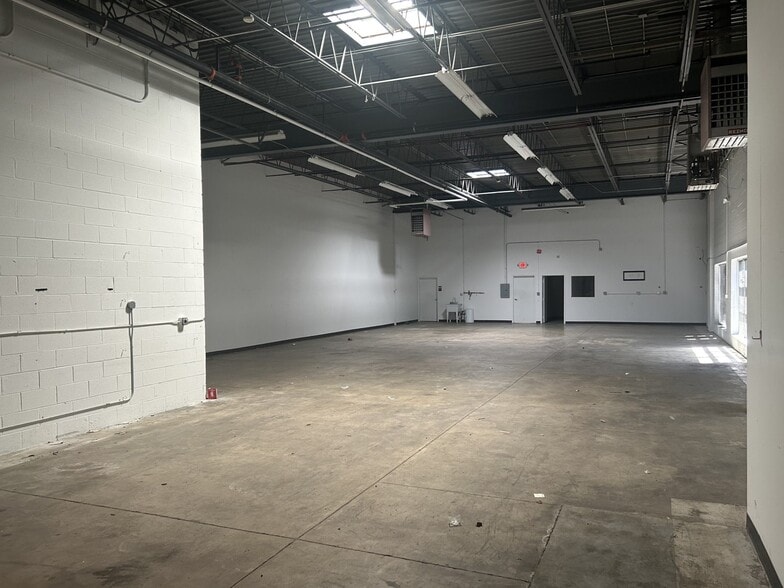 More Photos Of 940-972 Northpoint Blvd, Waukegan Light Distribution For Lease