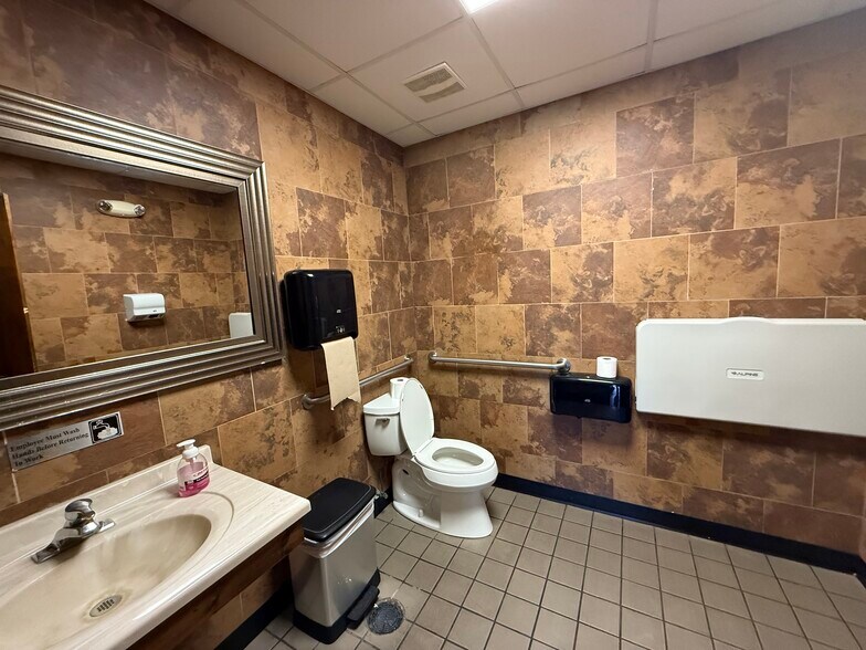 More Photos Of 301 W Northwest Hwy, Barrington Fast Food For Lease