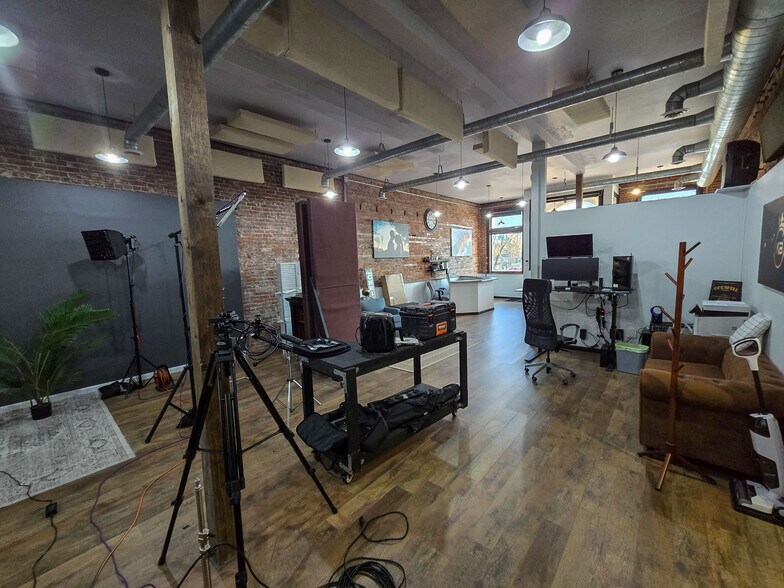 More Photos Of 410 Court St, Vienna Storefront Retail Residential For Sale