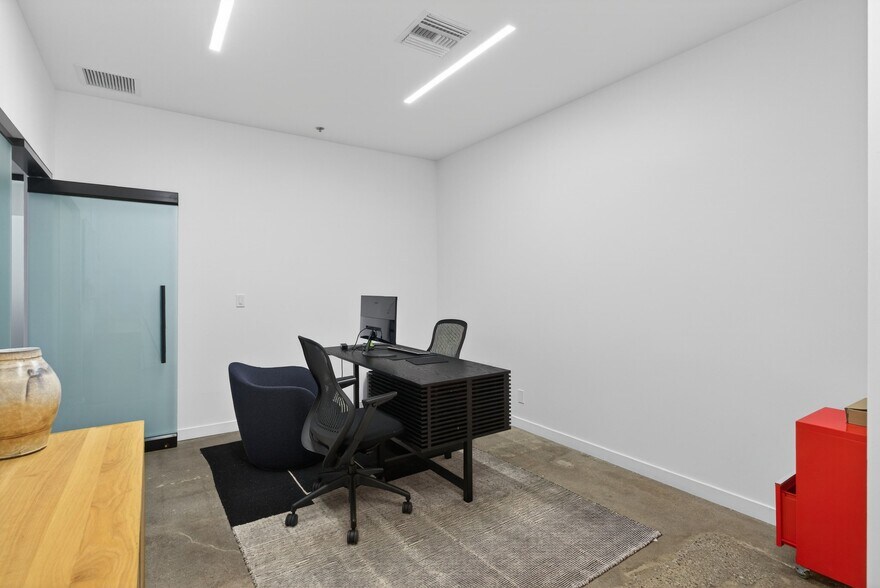 More Photos Of 1322-1326 Obispo Ave, Long Beach Warehouse For Lease