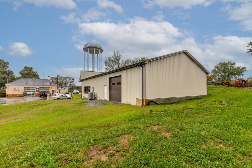 More Photos Of 784 S 4th St, Danville Showroom For Sale