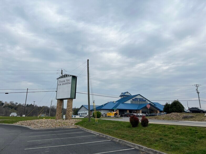 More Photos Of 2270 Two Rivers Blvd, Sevierville General Retail For Sale
