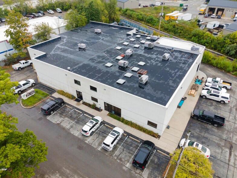 More Photos Of 8035 Craig St, Indianapolis Light Distribution For Lease