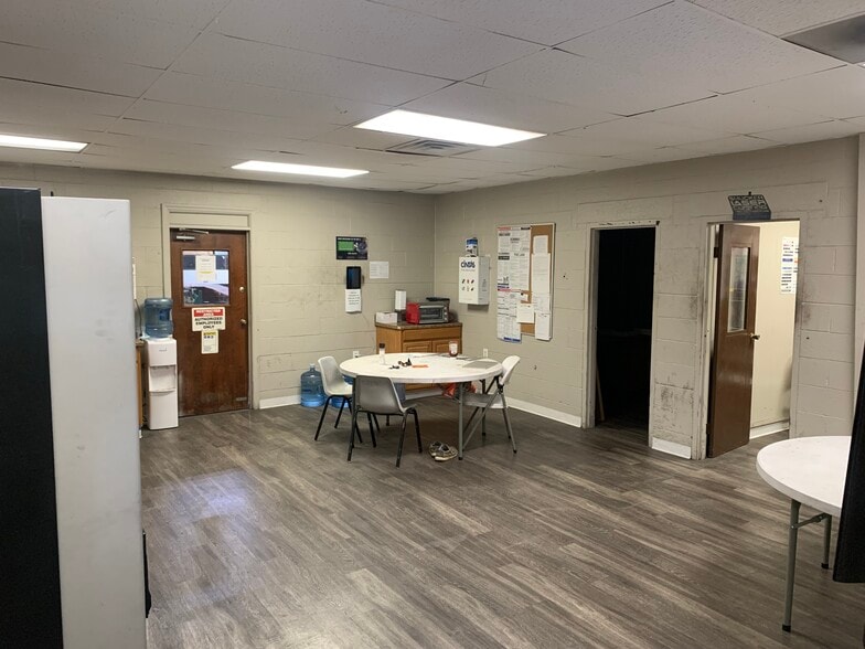 More Photos Of 70 Pitney Rd, Lancaster Warehouse For Lease