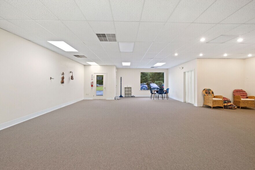 More Photos Of 323 Gonic Rd, Rochester Storefront Retail Office For Lease