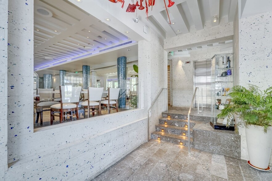 More Photos Of 820 Ocean Dr, Miami Beach Restaurant For Lease