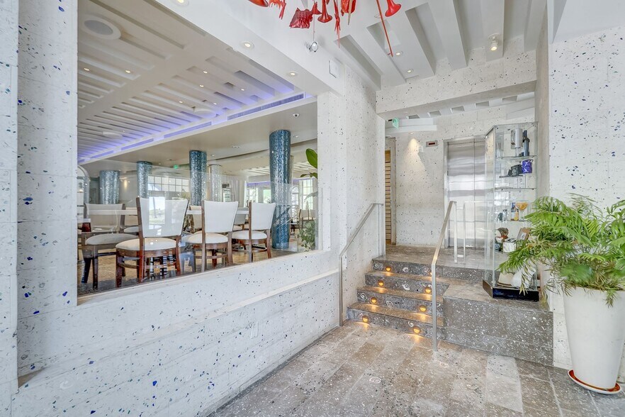More Photos Of 820 Ocean Dr, Miami Beach Restaurant For Sale