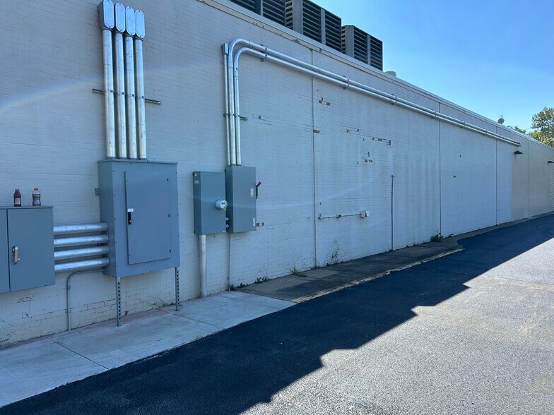 More Photos Of 788 W Pike St, Clarksburg Freestanding For Lease