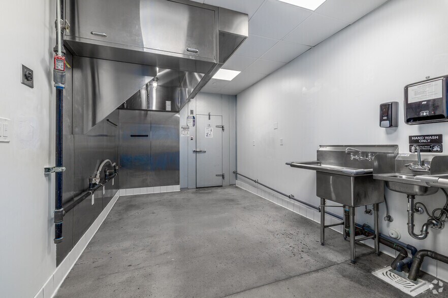 More Photos Of 500 W Summit Ave, Charlotte Food Processing For Lease