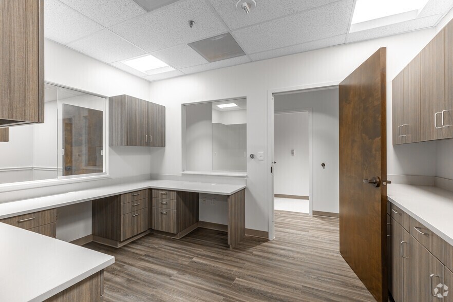 More Photos Of 7777 Forest Ln, Dallas Hospital For Lease