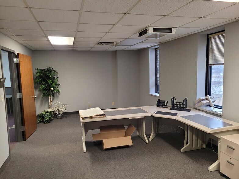 More Photos Of 400 Commerce Ct, Vadnais Heights Manufacturing For Sale