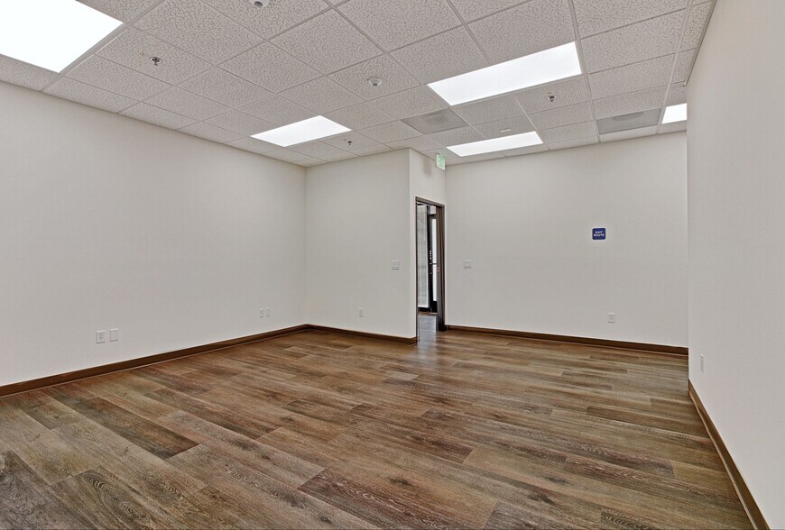 More Photos Of 4483 McGrath St, Ventura Service For Lease