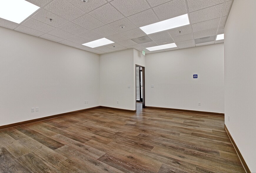 More Photos Of 4483 McGrath St, Ventura Service For Lease