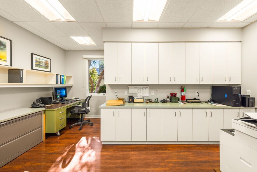More Photos Of 407 Bryant Cir, Ojai Office For Sale